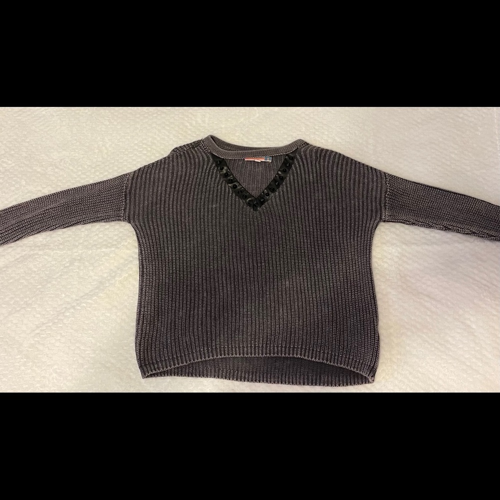 Dark purple knitted long sleeves t-shirt.